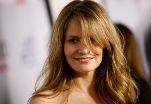 Jennifer Jason Leigh